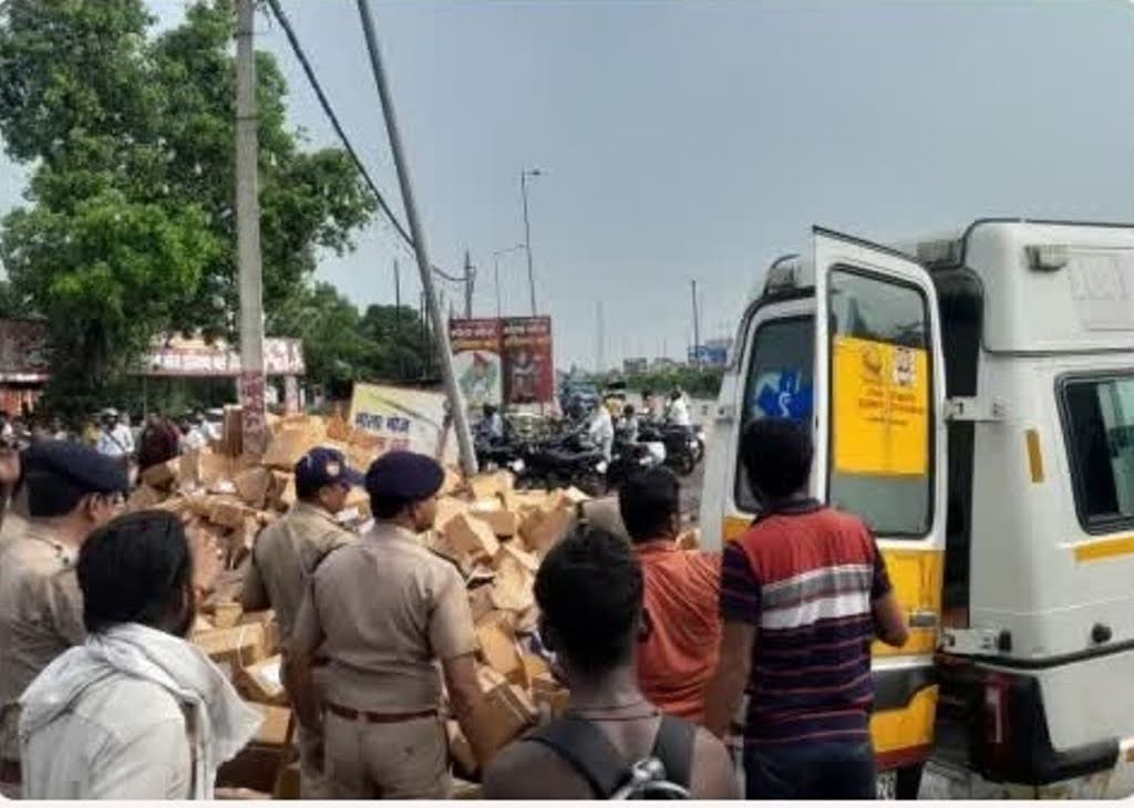 दुखद: दूसरे वाहन से टकराकर पलट गया ट्रक, नीचे दबकर हो गई कांवड़िये की दर्दनाक मौत