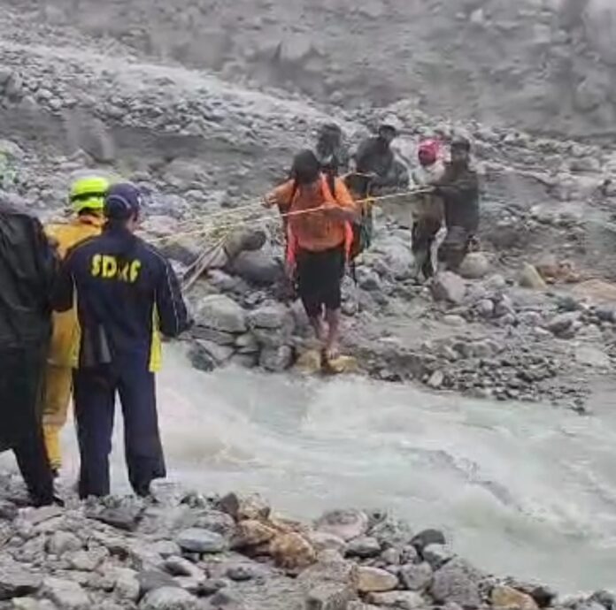 संकट:  गौमुख पैदल मार्ग पर पुल टूटने से फंसे कावड़िये, रेस्क्यू जारी