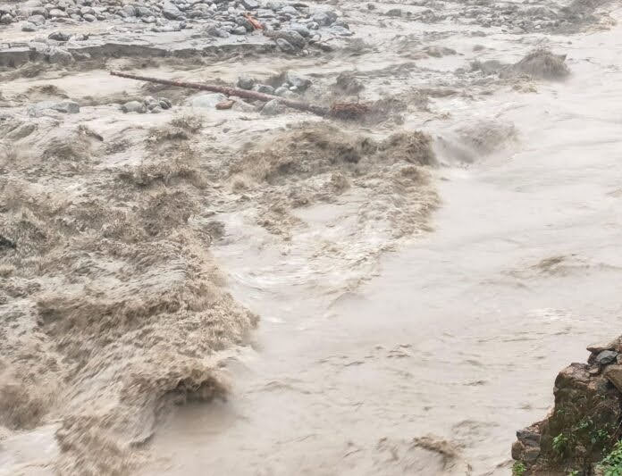 आफ़त: लगातार हो रही बारिश के चलते उफान पर आईं नदियां, खतरे की आशंका से दहशत में लोग