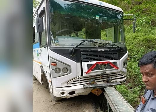 गनीमत: रेलिंग पर अटक कर खाई में गिरने से बच गयी बस, सभी यात्री सुरक्षित