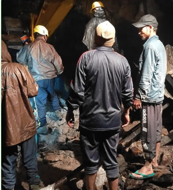 दुखद: भारी बारिश के चलते मकान के ऊपर आ गिरी चट्टान, एक मजदूर की दर्दनाक मौत
