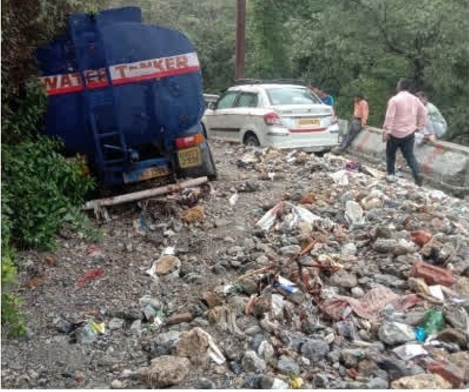 आफत: तेज बारिश के चलते मसूरी में मलबा आने से मार्ग बंद, लगा लंबा जाम
