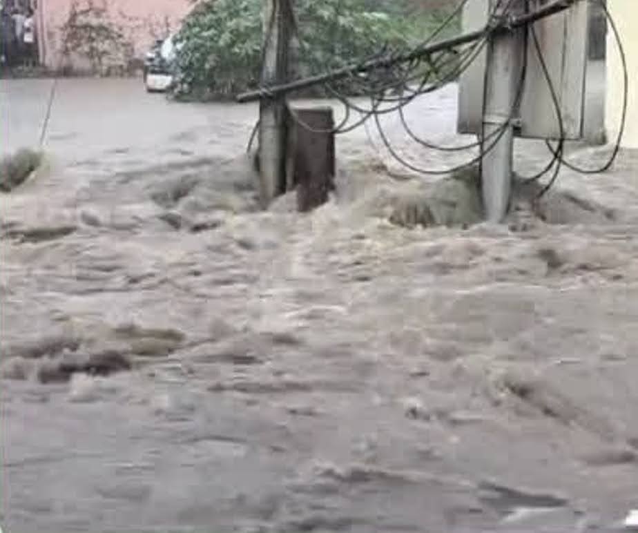 अतिवृष्टि: उत्तराखंड में भारी बारिश,कई सड़कें बंद तो कहीं सड़कें पानी में डूबी