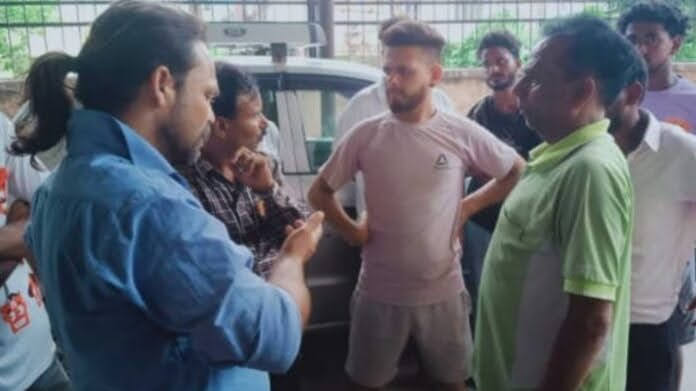 जानलेवा चूक: परियोजना कर्मचारी की कंरट लगने से मौत, कूलर पर कपड़े डालते वक्त हुआ हादसा