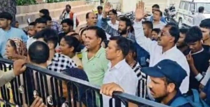 करंट हादसाः पीड़ित परिवारों ने मुआवजे को लेकर किया प्रदर्शन, सरकार पर वादाखिलाफ़ी का आरोप