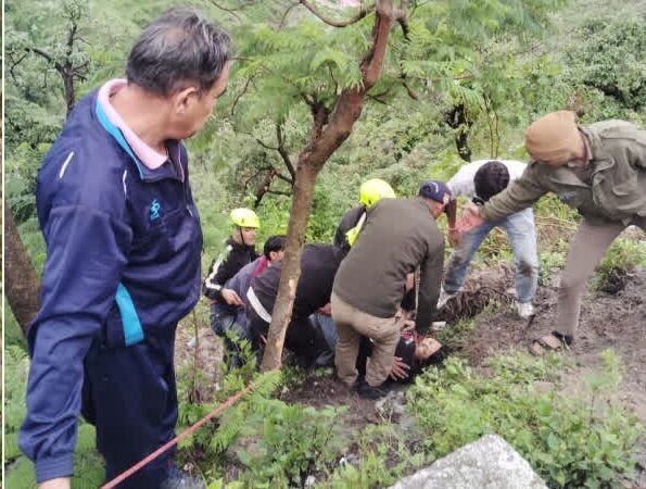 हादसा: अनियंत्रित होकर खाई में जा गिरी कार, छह लोग गंभीर रूप से घायल