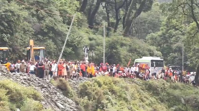 ब्रेकिंग न्यूज: बोल्डर-मलबा आने से गंगोत्री हाईवे बंद, दोनों तरफ लगा लंबा जाम