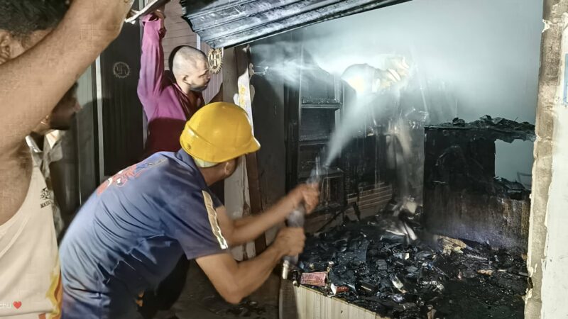 स्वाहा: मेडिकल स्टोर में लगी आग,लाखों की दवाइयां राख