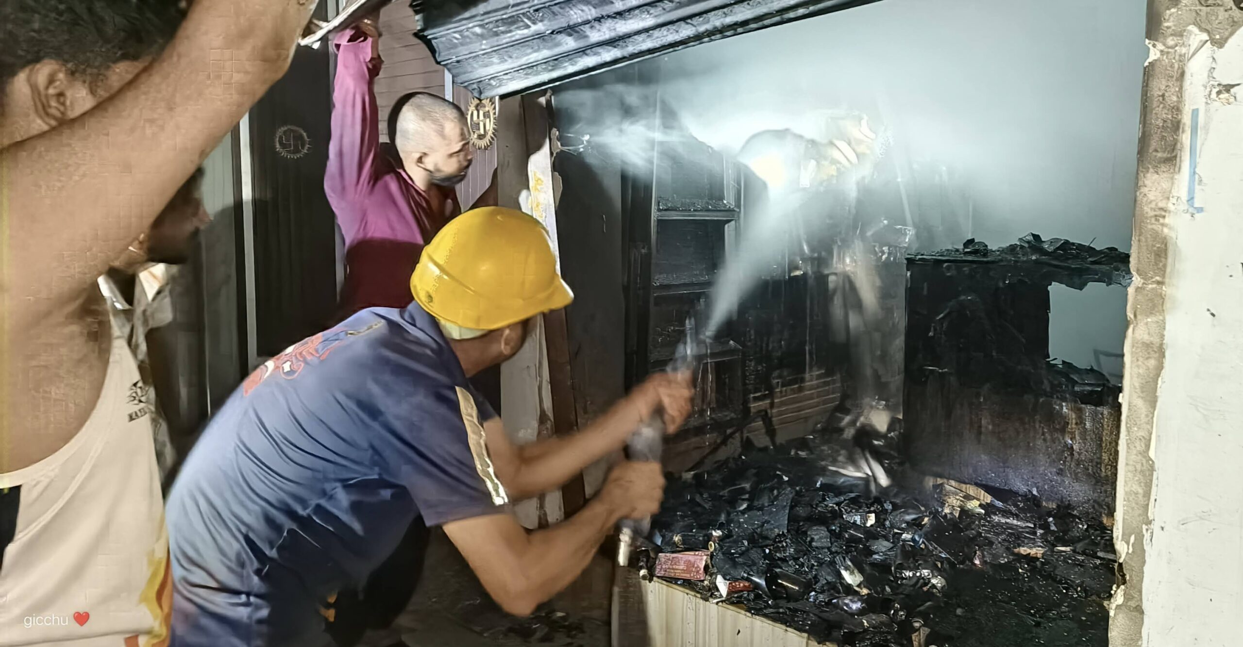 स्वाहा: मेडिकल स्टोर में लगी आग,लाखों की दवाइयां राख