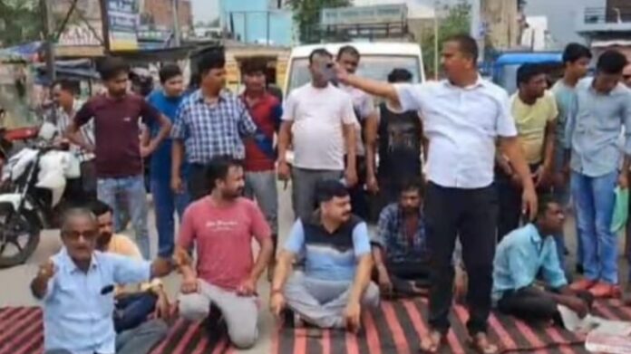 दुखद: गढ्ढे में गिरकर  बच्चे की मौत, गुस्साये लोगों ने लगाया जाम