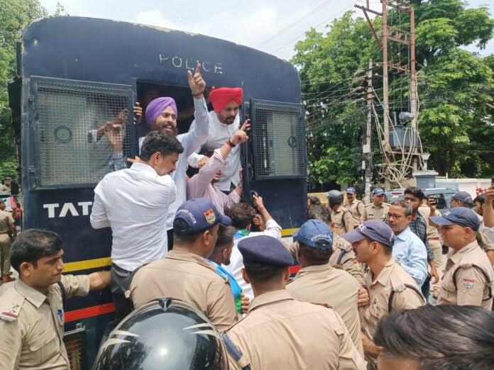 आवाज़: शिक्षा मंत्री आवास पर प्रदर्शन करने जा रहे एनएसयूआई कार्यकर्ता गिरफ्तार