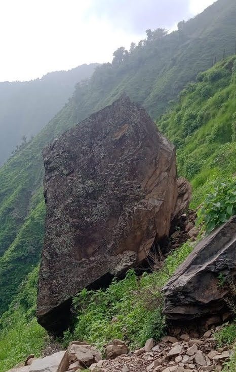 खतरनाक: अपनी जगह से खिसका भारी भरकम बोल्डर, बन सकता है बड़े हादसे का सबब