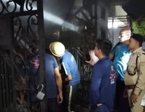 स्वाहा: आवासीय मकान में लगी आग, स्कूटी समेत कीमती घरेलू सामान जलकर राख