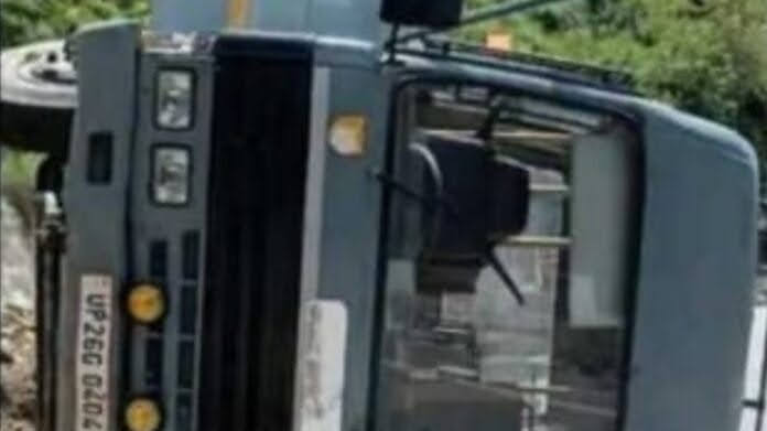 हादसा: ब्रेक फेल होने के बाद सड़क पर पलट गई एसएसबी की बस,19 जवान घायल