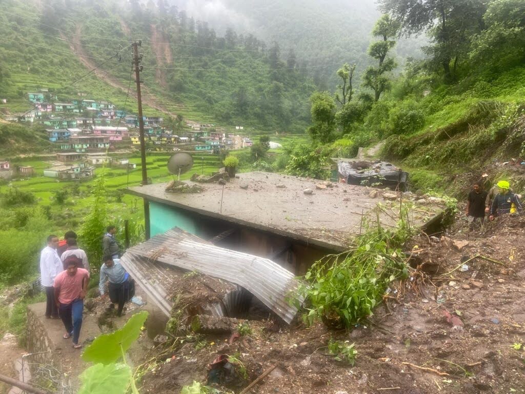 कह़र: उत्तराखंड में अतिवृष्टि का कहर, पहाड़ी से घर पर आ गिरा मलबा, मॉं-बेटी की दबकर मौत