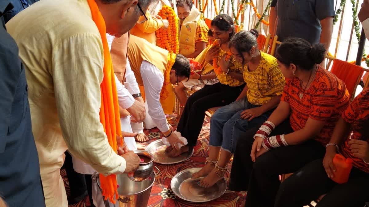 सत्कार: सीएम धामी ने धोए कांवड़ियों के पैर, गंगाजल देकर किया स्वागत, हेलीकॉप्टर से हुई पुष्प वर्षा