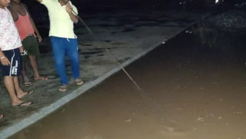 आक्रोश: गड्ढे में गिरकर मासूम की मौत,परिजनों ने ठेकेदार की गिरफ्तारी की मांग को लेकर दिया धरना