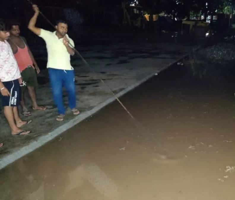 आक्रोश: गड्ढे में गिरकर मासूम की मौत,परिजनों ने ठेकेदार की गिरफ्तारी की मांग को लेकर दिया धरना