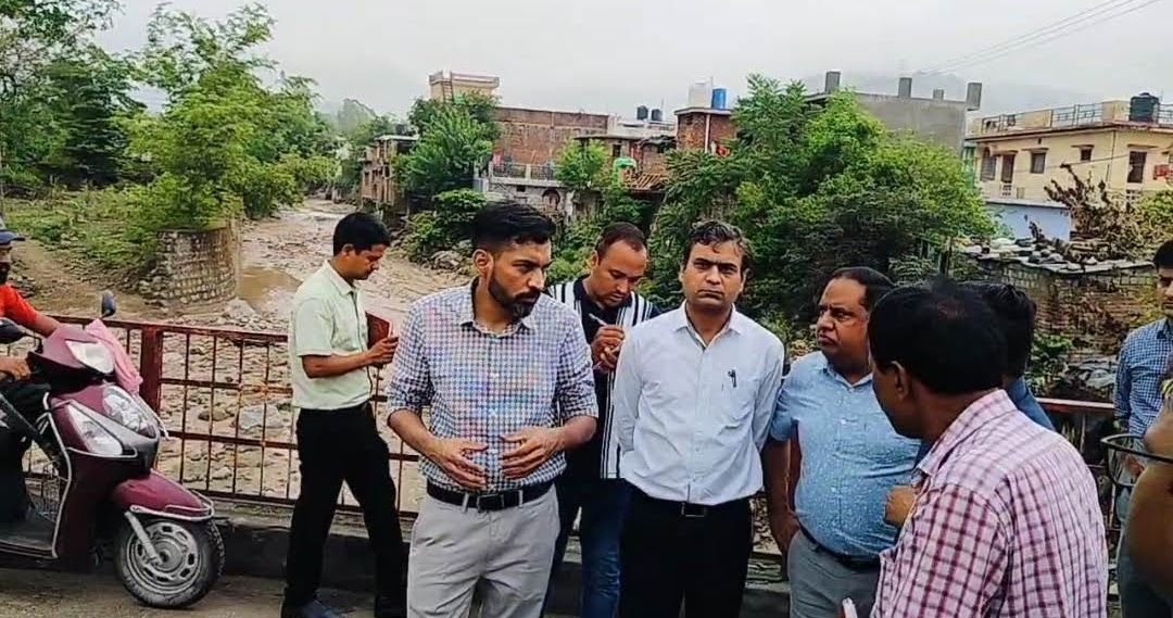 निगरानी: डीएम डॉ आशीष चौहान ने की आपदा के सुरक्षा कार्यों की प्रगति की समीक्षा