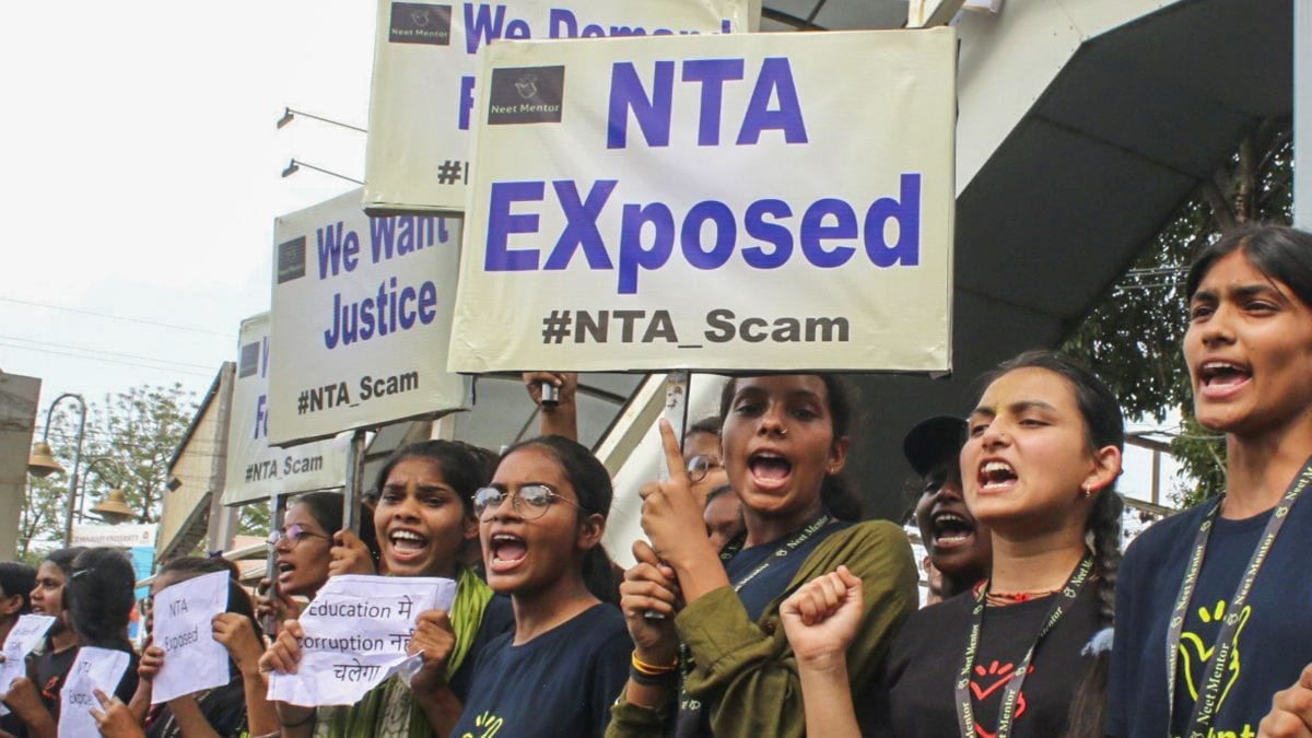 मुद्दा: अप्रासंगिक होती प्रतियोगी परीक्षाएं और ढहती शिक्षा प्रणाली
