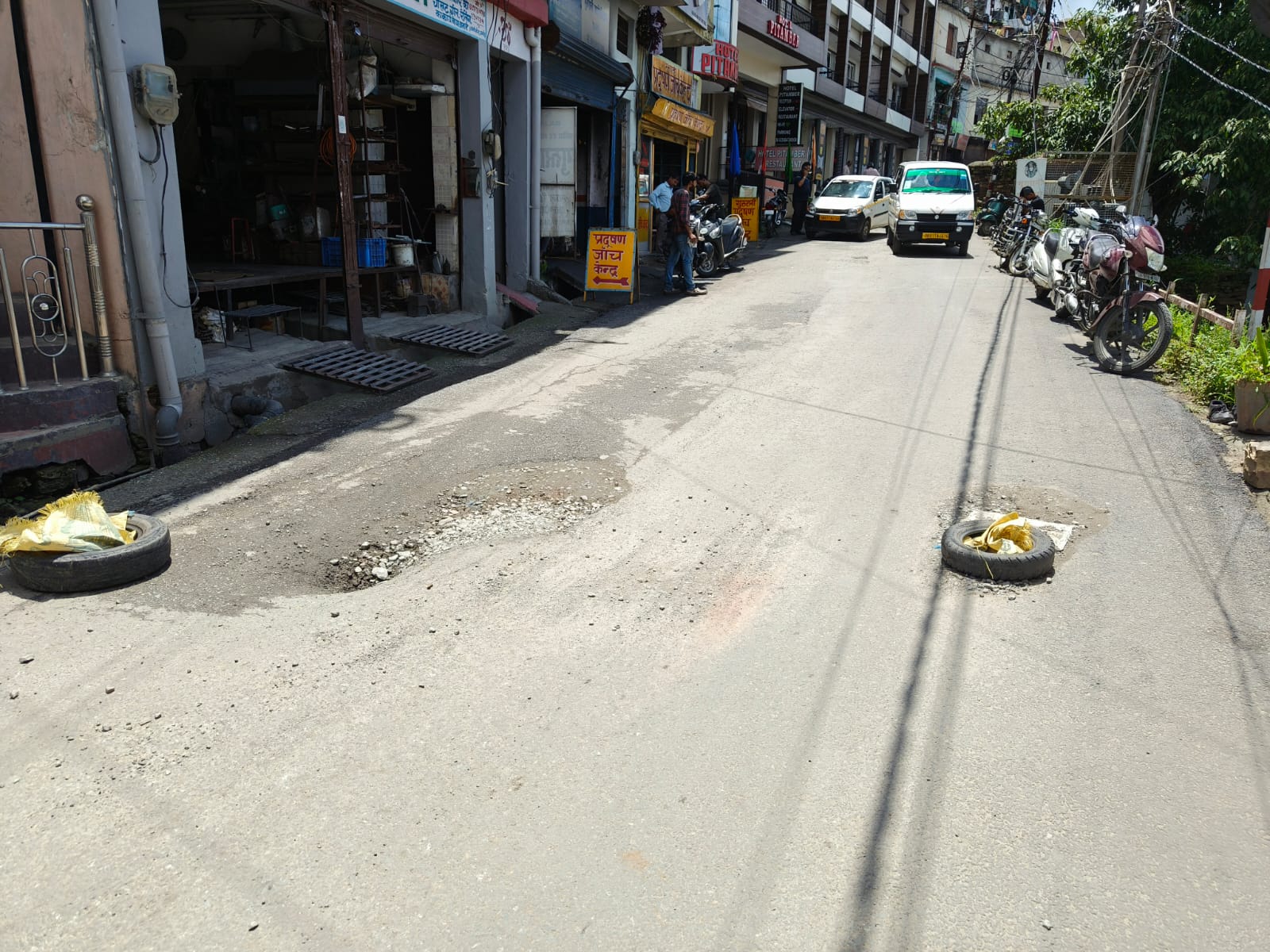 आक्रोश: सड़क के डामरीकरण में हुई गुणवत्ता की अनदेखी, कांग्रेस नेता ने दी घेराव की चेतावनी