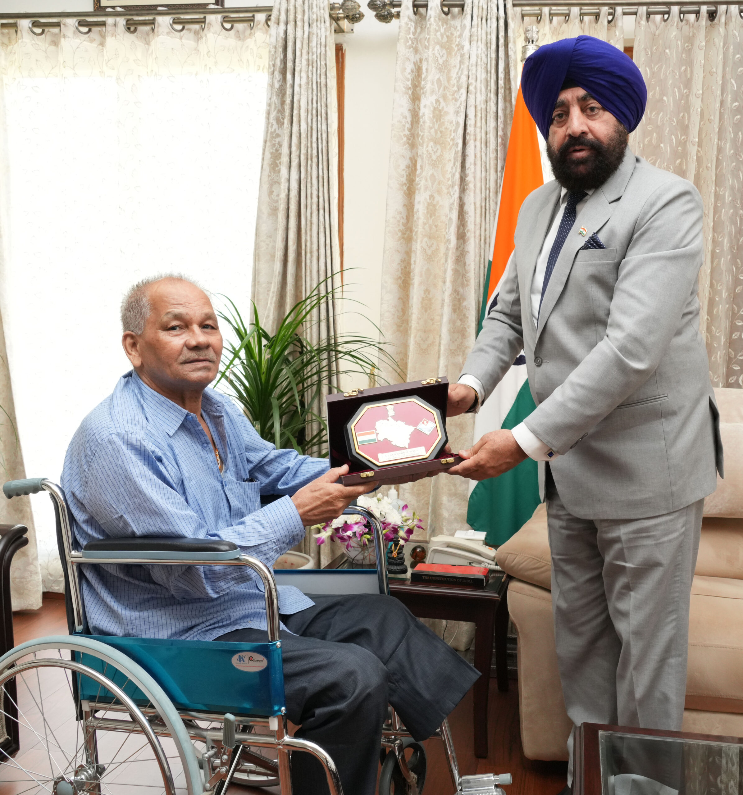 जयहिंद: शौर्य चक्र विजेता कैप्टन (सेवानिवृत्त) मोहन सिंह रावत ने की राज्यपाल  से शिष्टाचार भेंट