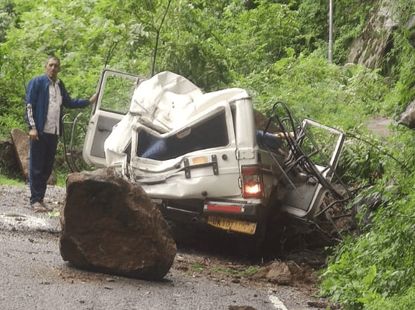 हादसा: बुलेरो गाड़ी पर पहाड़ी से आ गिरा बोल्डर, चालक की दर्दनाक मौत, दो लोग गंभीर रूप से घायल