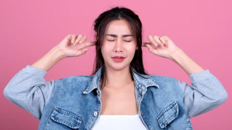 सावधान: क्या आपके कान में भी बजती है घंटी? हो सकती है ये खतरनाक बीमारी