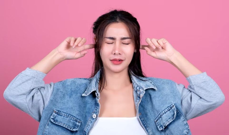 सावधान: क्या आपके कान में भी बजती है घंटी? हो सकती है ये खतरनाक बीमारी