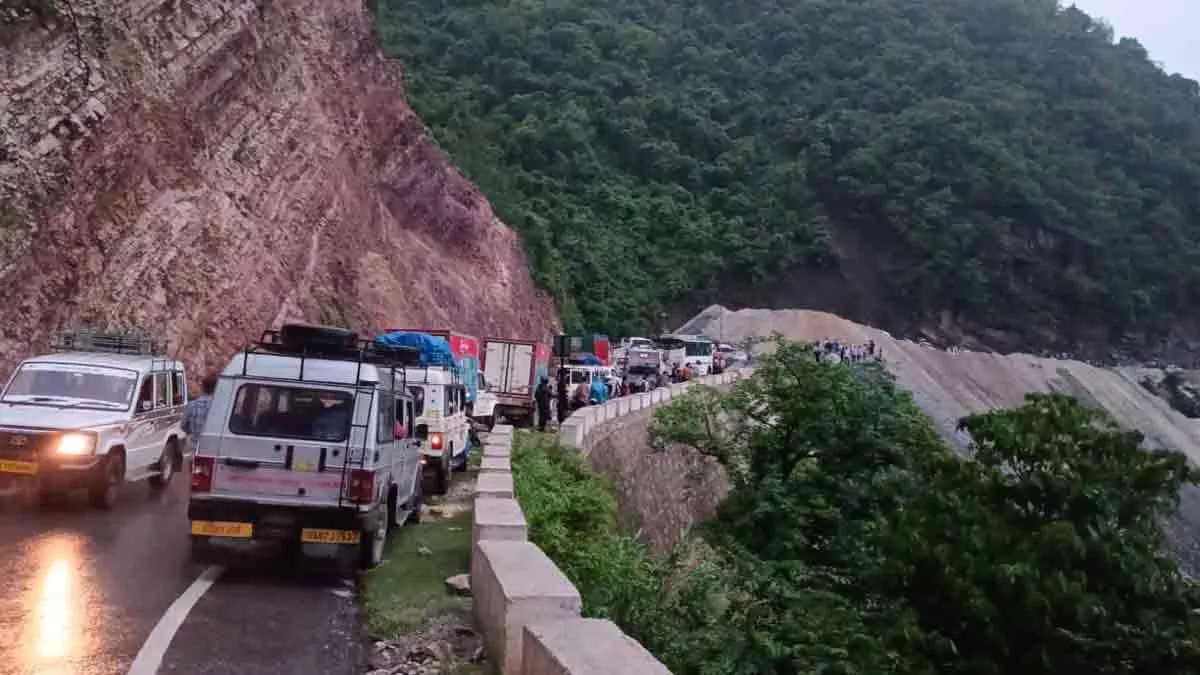 आफ़त: भारी बारिश के चलते बदरीनाथ हाईवे अब तक बंद, तकरीबन 600 यात्री फंसे