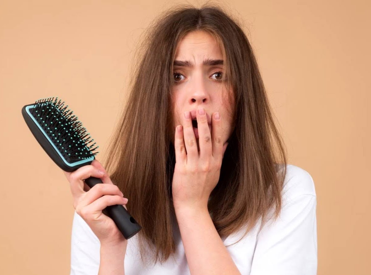 देख भाल: बालों के झड़ने का कारण कहीं ये चीज तो नहीं, भूलकर भी न करें इसका इस्तेमाल