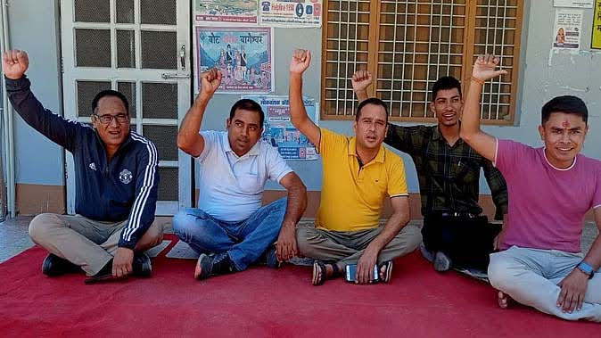 आवाज़: कर्मचारियों का निलंबन जल्द वापस लेने की मांग, कार्य बहिष्कार करने की दी चेतावनी