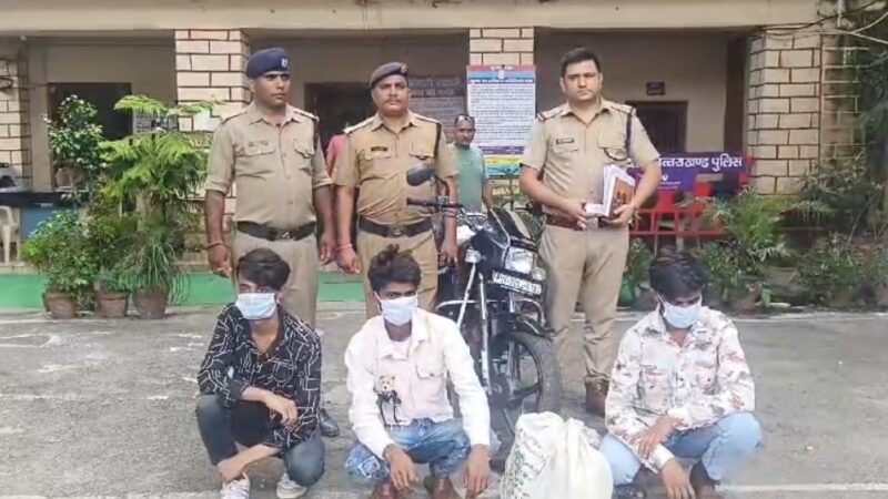 शिकंजा: पुलिस के हत्थे चढ़ गये चोरी की वारदात में शामिल तीन आरोपी, चुराया गया माल बरामद