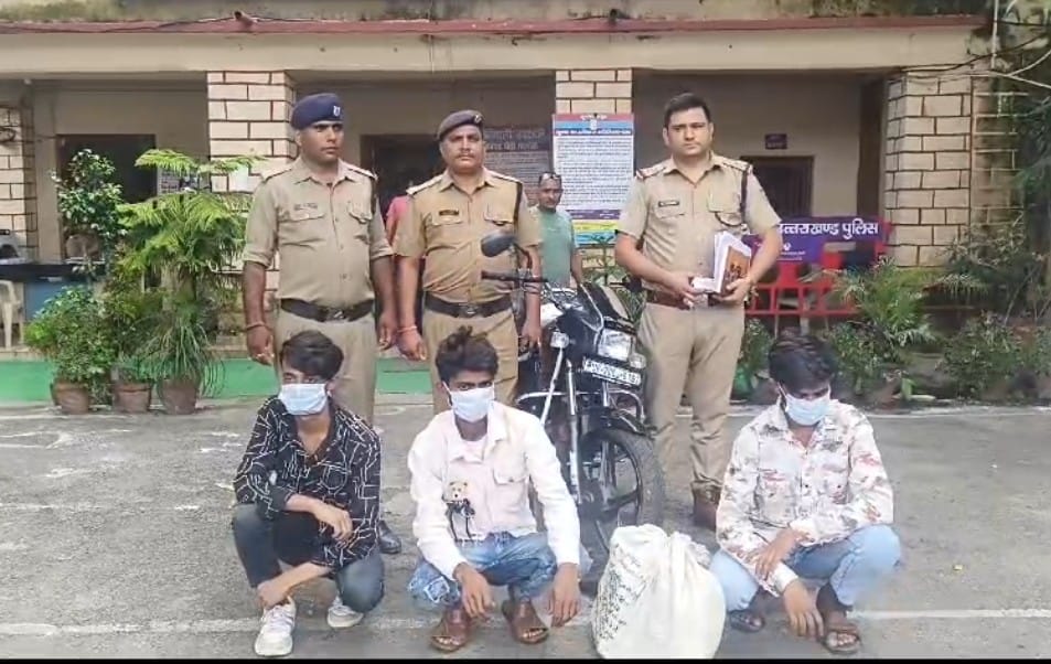शिकंजा: पुलिस के हत्थे चढ़ गये चोरी की वारदात में शामिल तीन आरोपी, चुराया गया माल बरामद