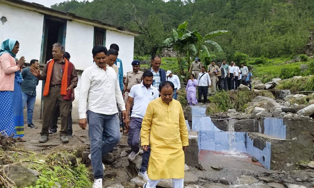 सहायता: थलीसैंण क्षेत्र में आपदा प्रभावित परिवारों से मिले कैबिनेट मंत्री डॉ. धन सिंह रावत