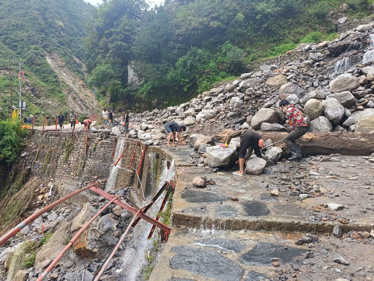 राहत: भूस्खलन से क्षतिग्रस्त सड़क पैदल यात्रियों व घोड़े-खच्चरों की आवाजाही हेतु खुली