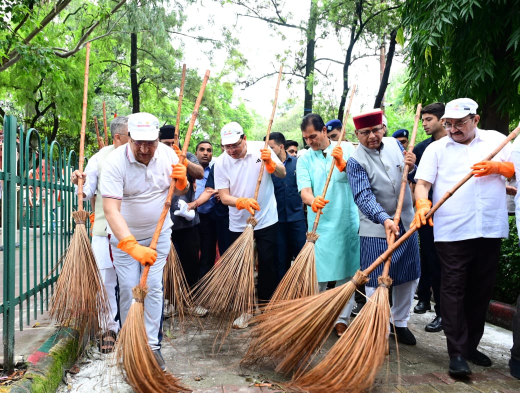 राज-काज: सीएम धामी ने झाड़ू लगाकर दिया स्वच्छता का संदेश, सबको दिलाई स्वच्छता की शपथ