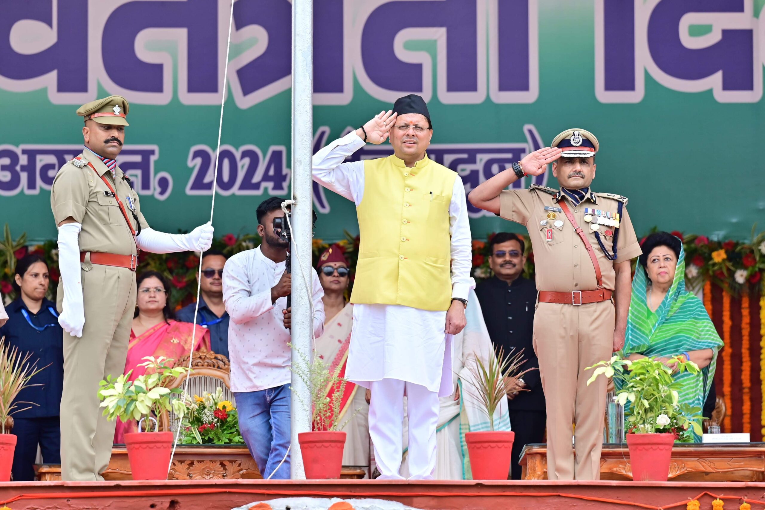 स्वतंत्रता दिवस: मुख्य समारोह में सीएम धामी ने किया ध्वजारोहण, प्रदेशवासियों को दीं शुभकामनाएं