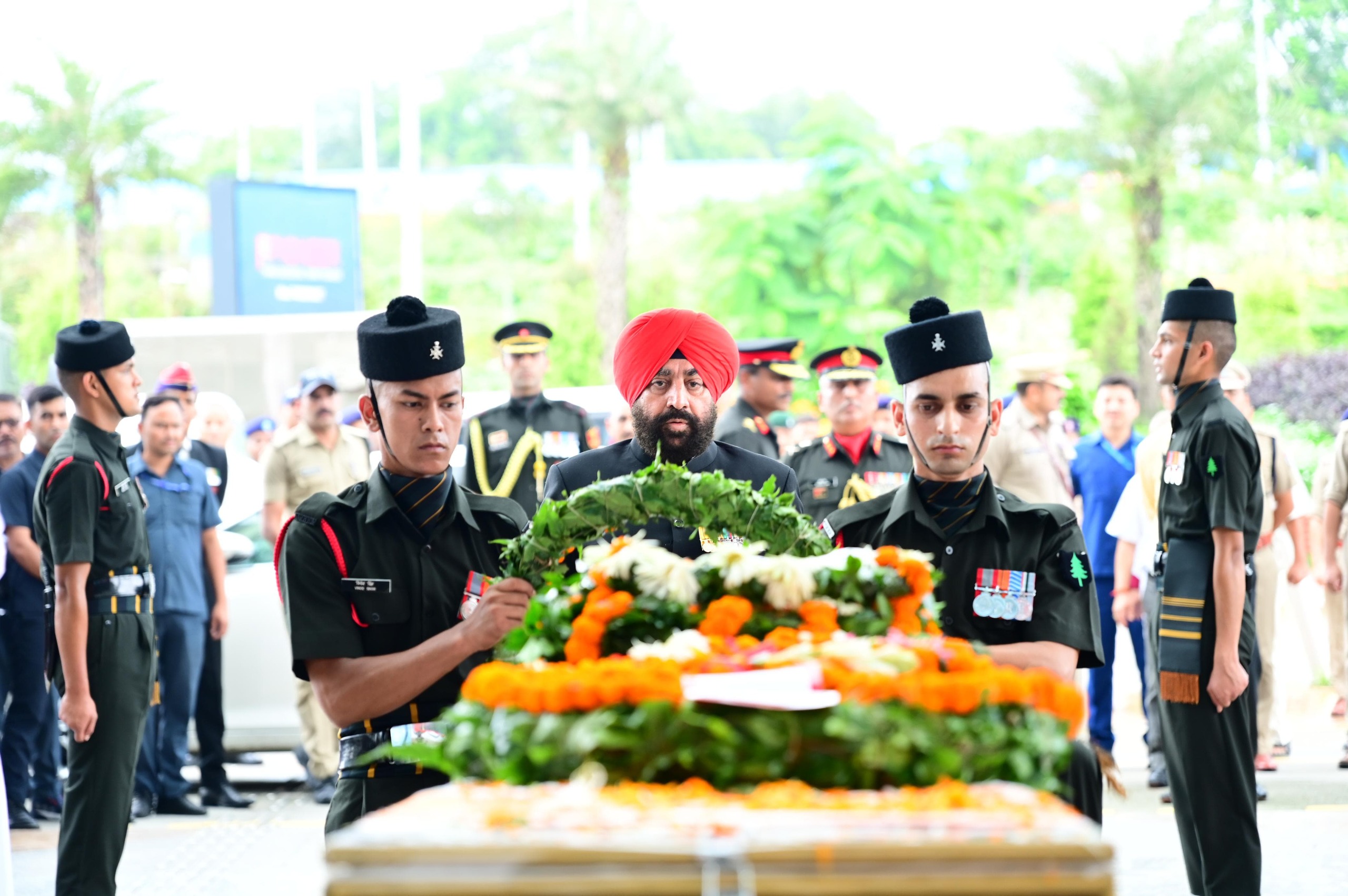 जाॅलीग्रांट एअरपोर्ट पहुंचा शहीद दीपक सिंह का पार्थिव शरीर