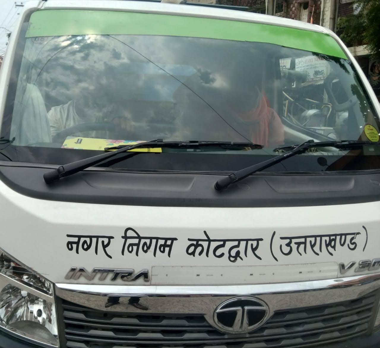 सख्ती: कूड़ा डोर-टू-डोर कूड़ा वाहन में न डालने पर नगर निगम ने थमाए नोटिस