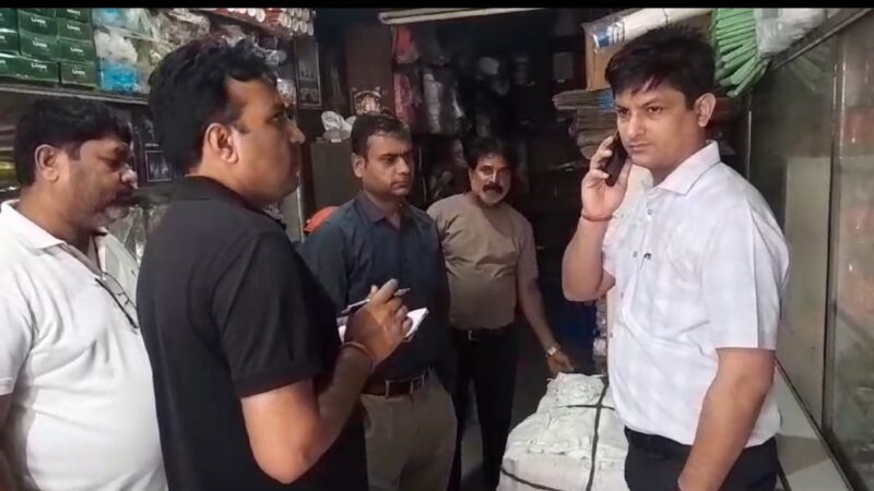 सख़्ती: नगर आयुक्त ने सड़क पर कूड़ा डालने वालों से वसूला दस हजार का जुर्माना