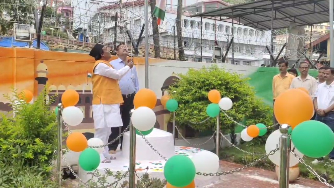 ध्वजारोहण: कैबिनेट मंत्री डॉ. धन सिंह रावत ने कलेक्ट्रेट परिसर में फहराया राष्ट्रीय ध्वज