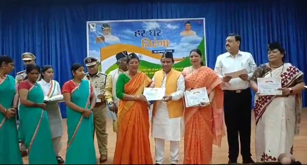 कैबिनेट मंत्री डॉ. धन सिंह रावत ने कलेक्ट्रेट परिसर में फहराया राष्ट्रीय ध्वज