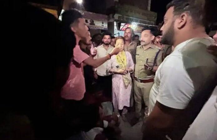 आक्रोश: पुलिस स्टेशन इंचार्ज को हटाने की मांग को लेकर छात्र नेताओं का हंगामा