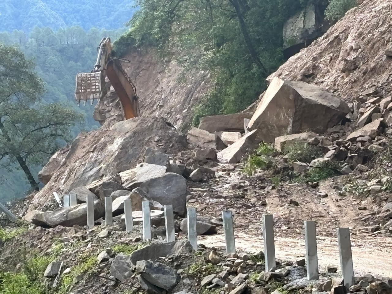 आफ़त: भारी बारिश से इस जिले में बड़ा नुक़सान, डोलिया देवी के पास भूस्खलन जारी