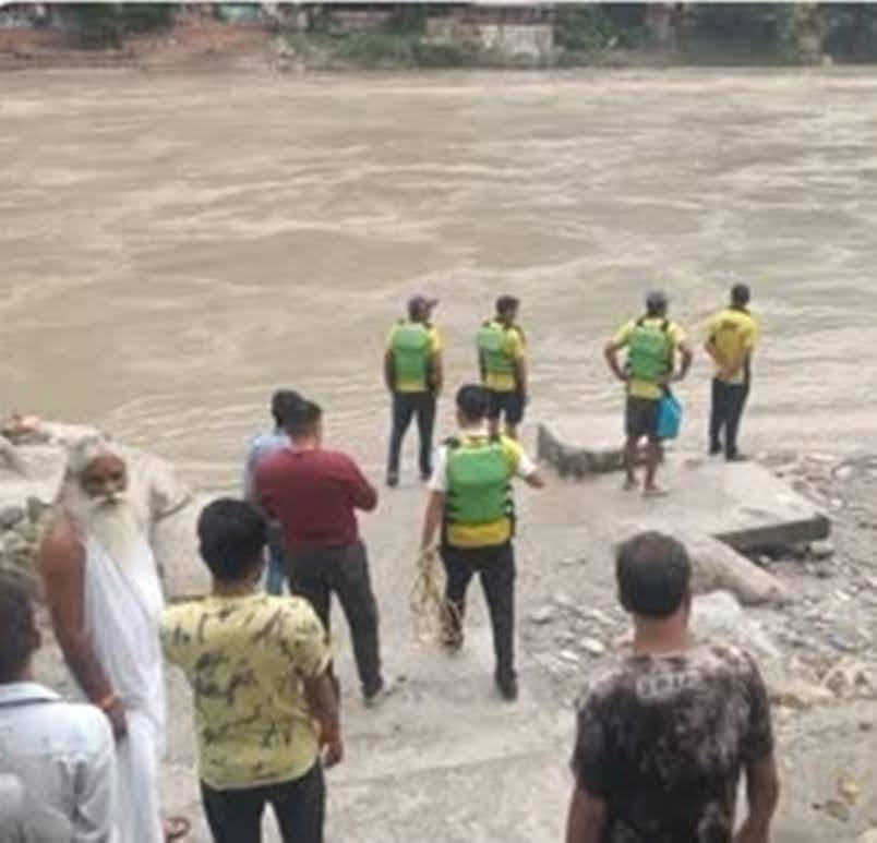 हादसा: नहाते समय पैर फिसलने से गंगा की उफनती लहरों में गुम हो गया पर्यटक, तलाश जारी