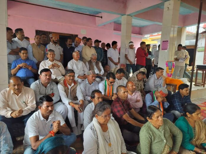 विरोध: मानसून सत्र के पहले दिन गैरसैंण में उपवास पर बैठे पूर्व मुख्यमंत्री हरीश रावत