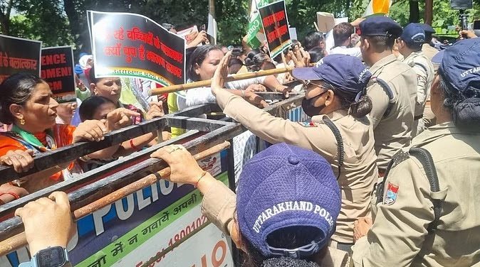 विरोध: महिला उत्पीड़न के विरोध में महिला कांग्रेस ने किया पुलिस कार्यालय कूच
