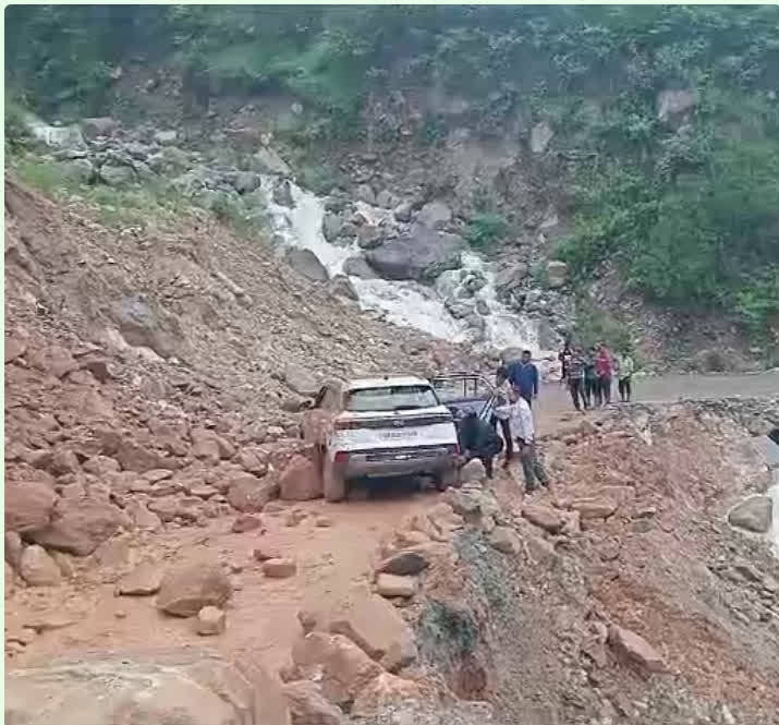आफ़त: भूस्खलन के बीच फंसा बाहन,बड़ा हादसा टला