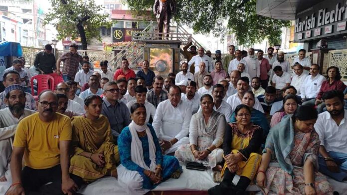 कांग्रेस: महिला अपराधों पर प्रभावी अंकुश लगाने की मांग को लेकर पार्टी ने रखा  उपवास